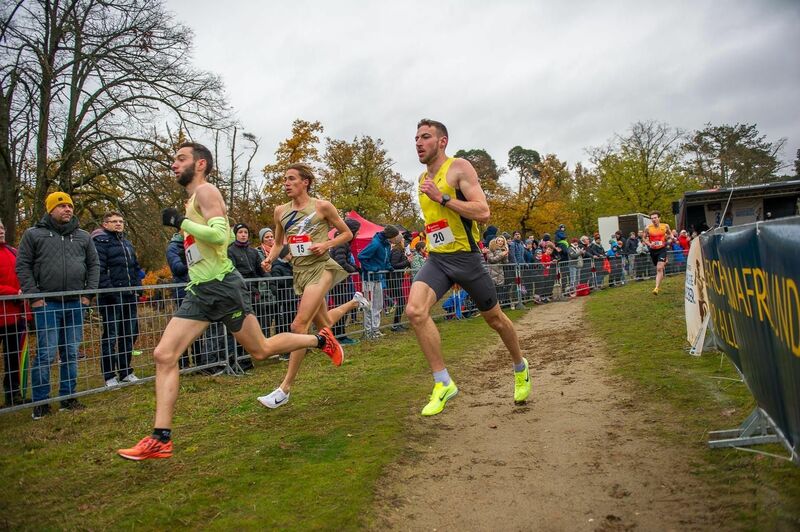 Männerfeld kurz nach dem Start beim Darmstadt-Cross auf der Wiese.