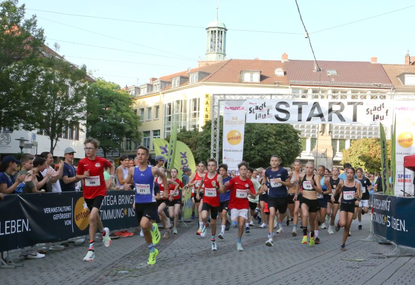 Darmstädter Merck Stadtlauf 2026: Hitzeschlacht und „Wasser marsch“ in Darmstadts Innenstadt