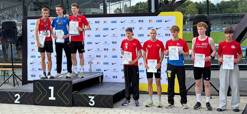 Siegerehrung über 1500 Meter bei den Deutschen Jugendmeisterschaften: die drei Erstplatzierten auf dem Podest, daneben die weiteren Finalisten mit ihren Urkunden.