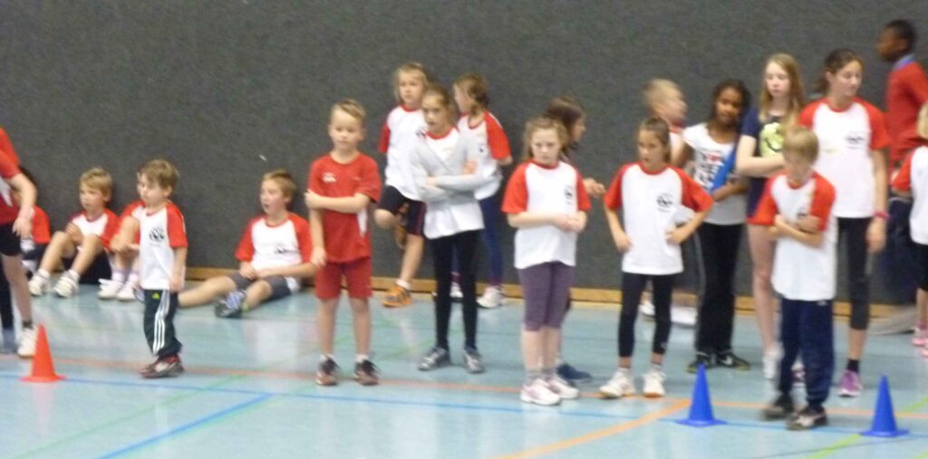 Eine Gruppe Kinder in roten asc-Trikots beim Training in der Halle