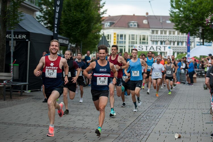 Dichtes Läuferfeld beim Start des Darmstädter Stadtlaufs in der Innenstadt.